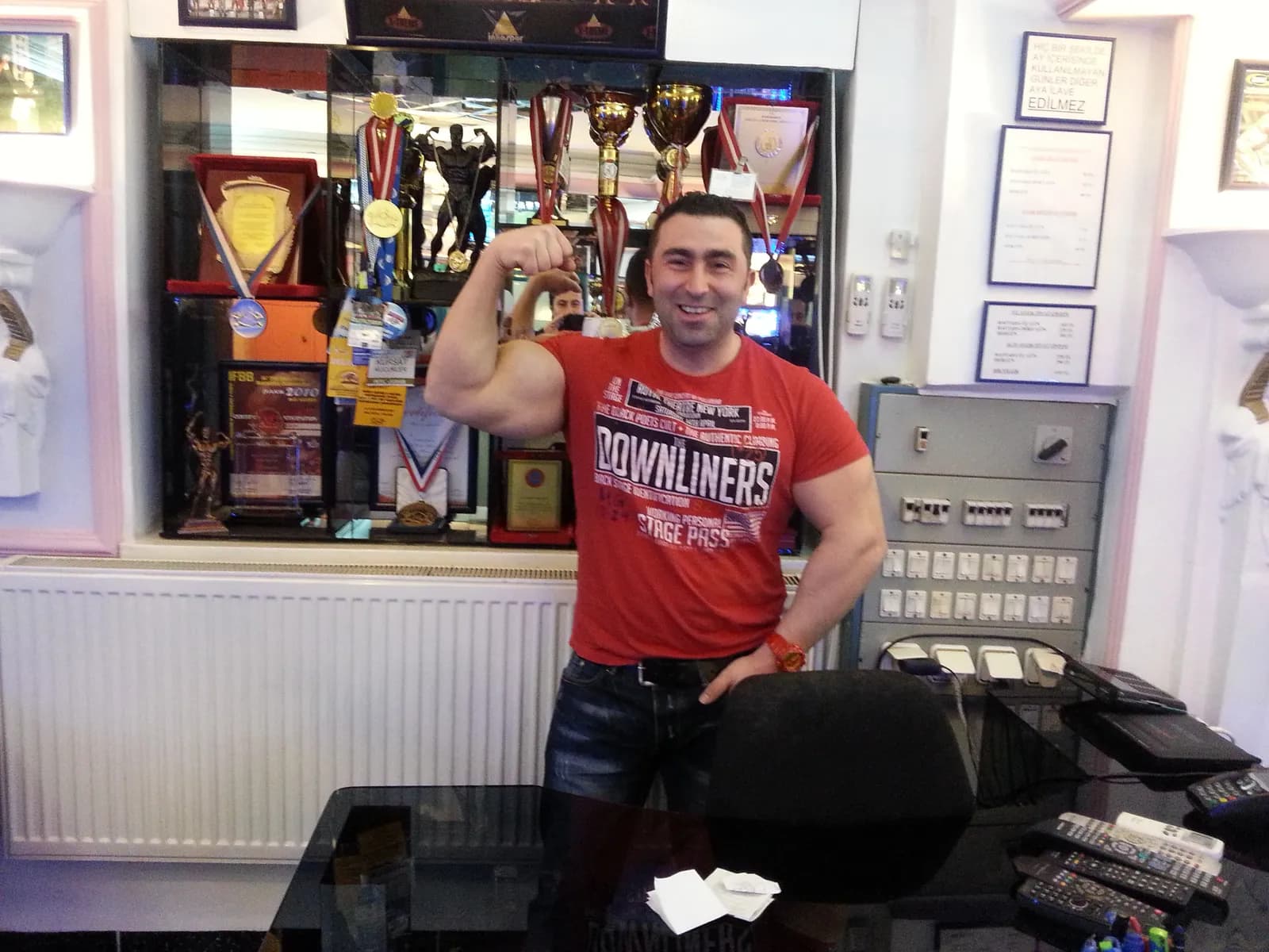 World Body Gym yarışma hazırlığı - kupa ve ödül vitrini
