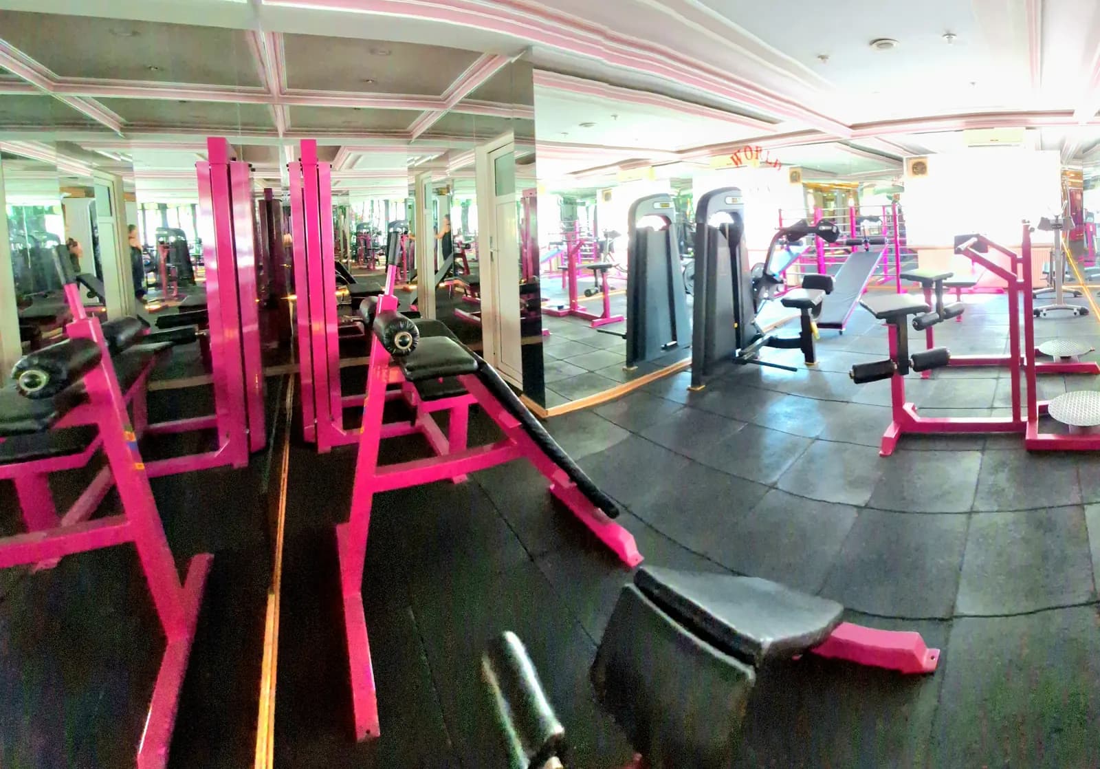 World Body Gym Kızılay antrenman salonu - ağırlık ve kardiyo ekipmanları