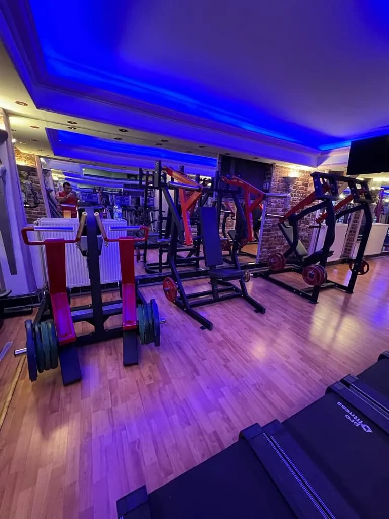 World Body Gym ağırlık antrenmanı ekipman alanı